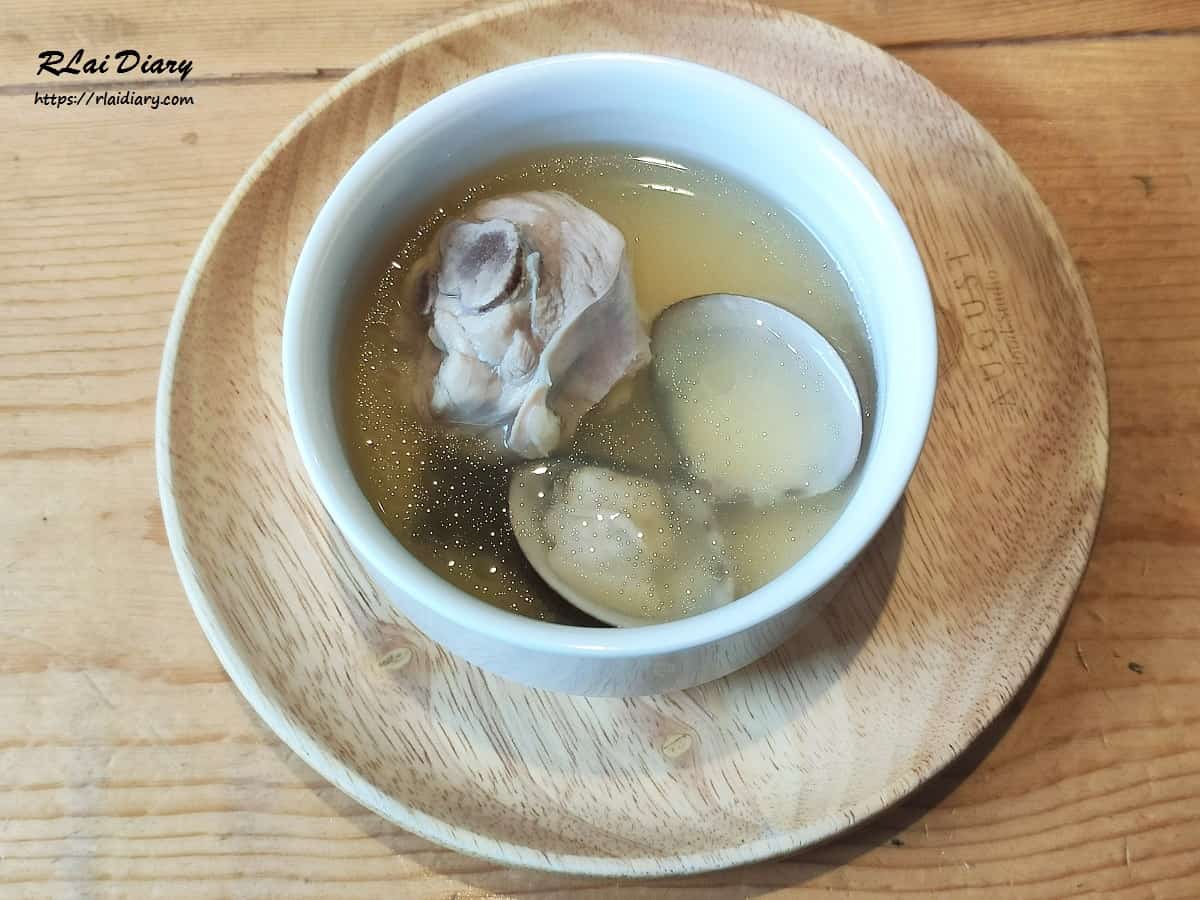 August Food Studio 剝皮辣椒雞湯