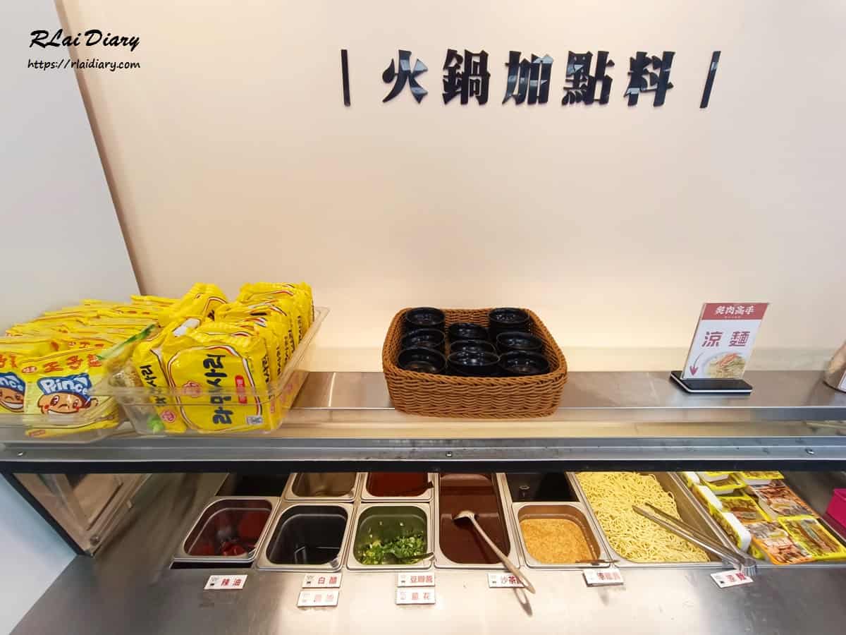 炙肉高手台中逢甲店 火鍋醬料區