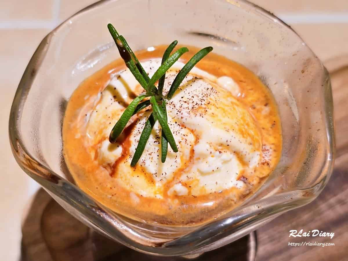 阿法奇朵搭配香草冰淇淋上桌