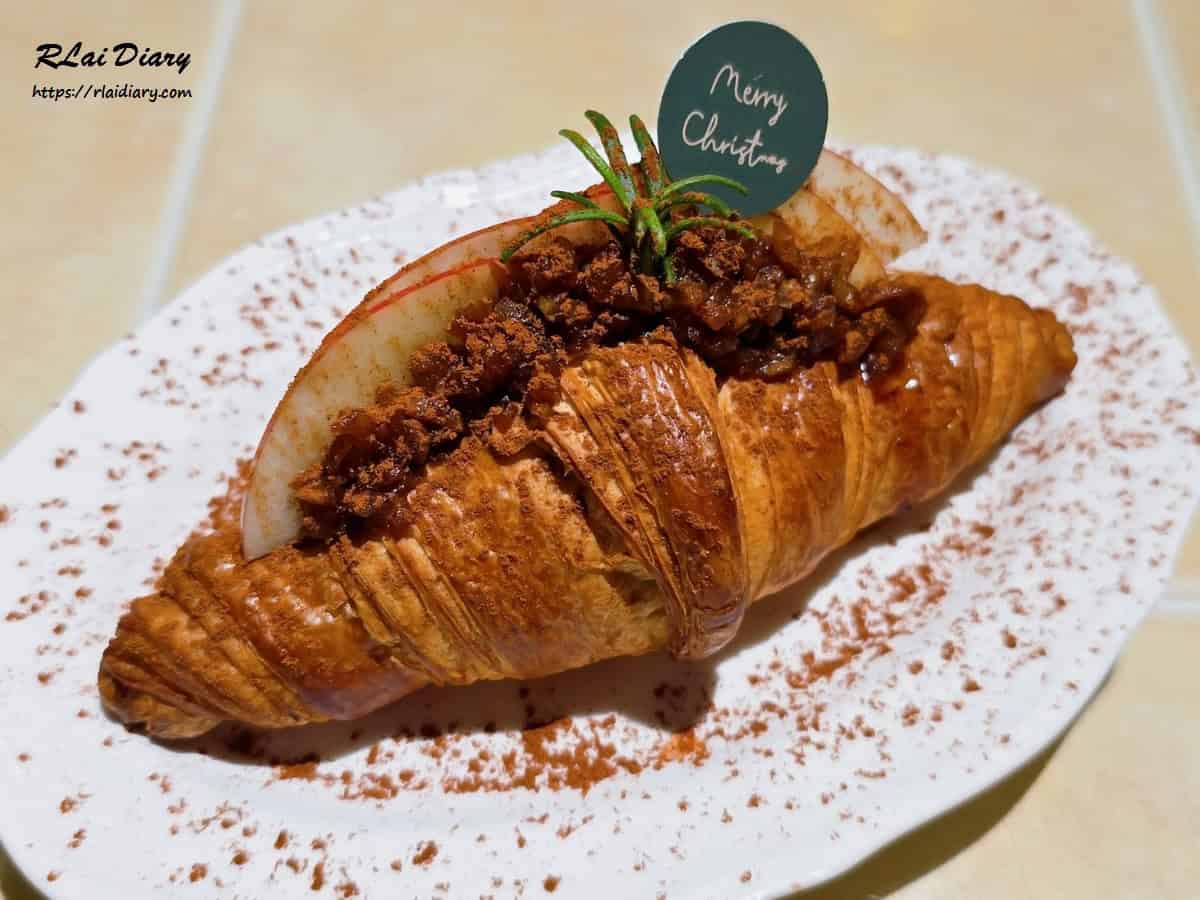 蘋果肉桂可頌甜點上桌