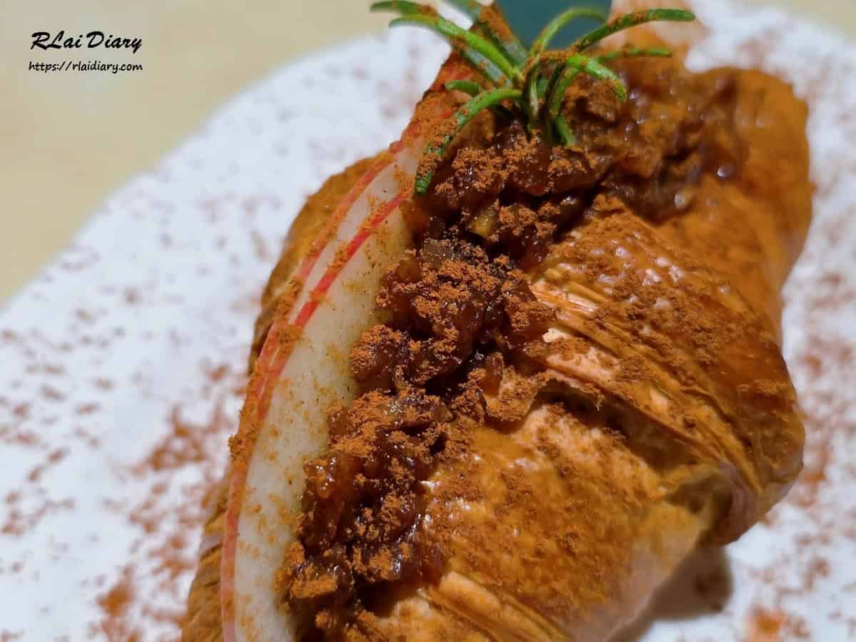 可頌搭配蘋果肉桂餡料近拍