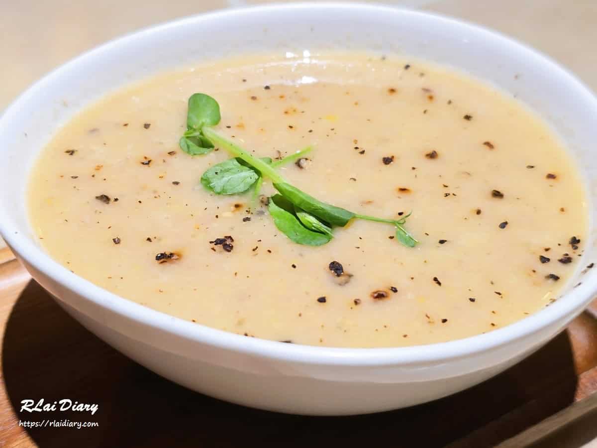 玉米濃湯配餐上桌