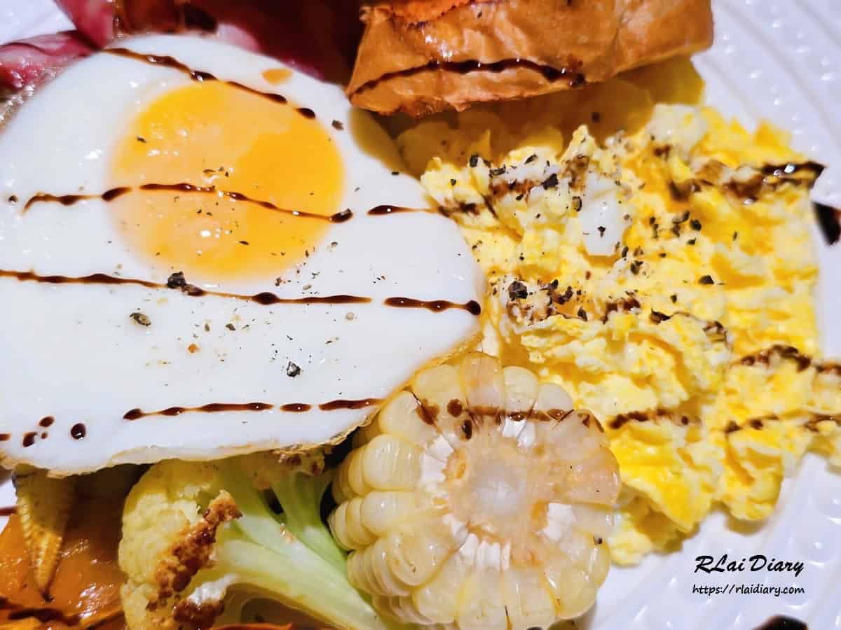 早午餐盤搭配烤時蔬與蛋料理