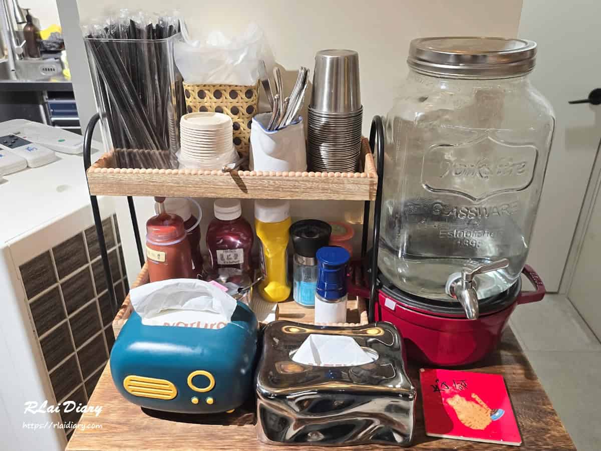 自助取用餐具與飲水區