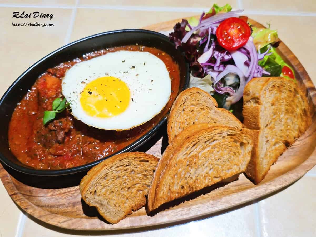 番茄燉牛肉酸種麵包完整擺盤