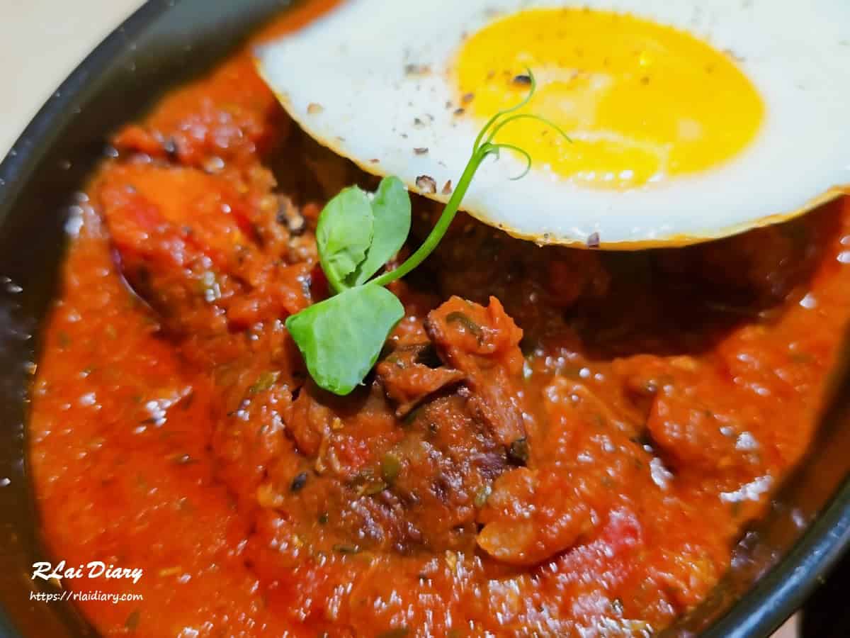 番茄燉牛肉搭配太陽蛋