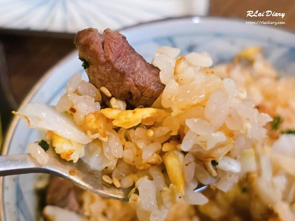 搭配泡菜的骰子牛蛋炒飯，玖眾串燒食堂永和居酒屋主食