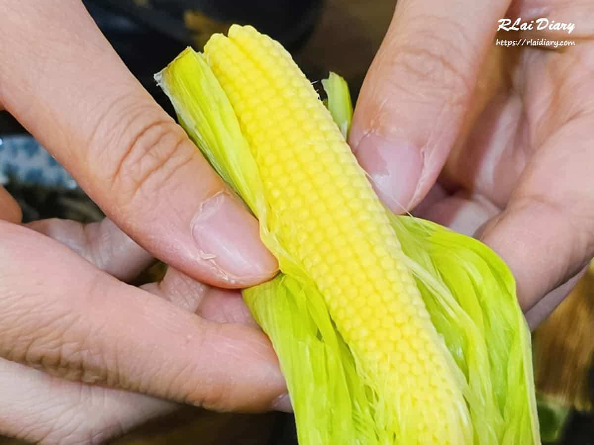 剝開玉米葉的烤玉米筍，玖眾串燒食堂保留自然甜味