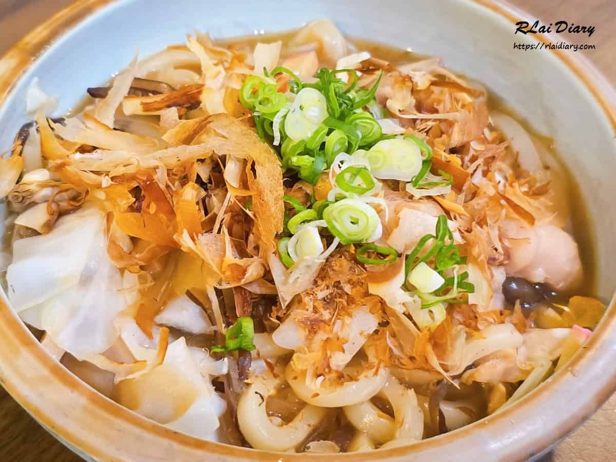 柴魚片鋪滿的日式炒烏龍，玖眾串燒食堂人氣料理