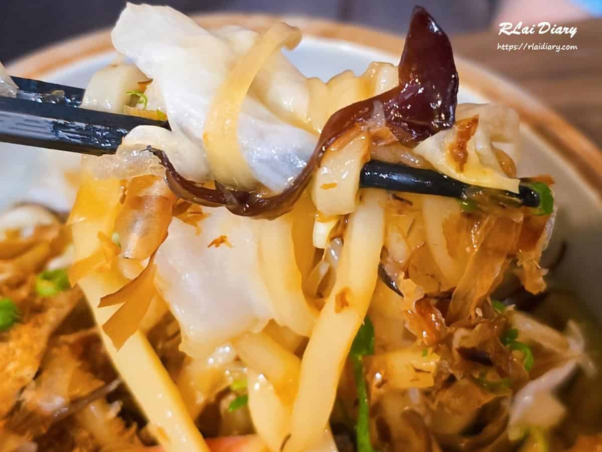 配料豐富的日式炒烏龍，玖眾串燒食堂永和晚餐選擇