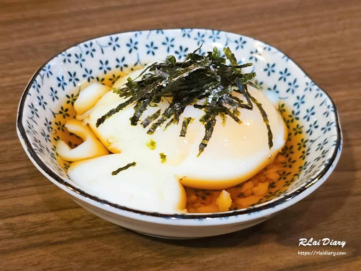 切開後流心的溫泉蛋，玖眾串燒食堂人氣日式小品