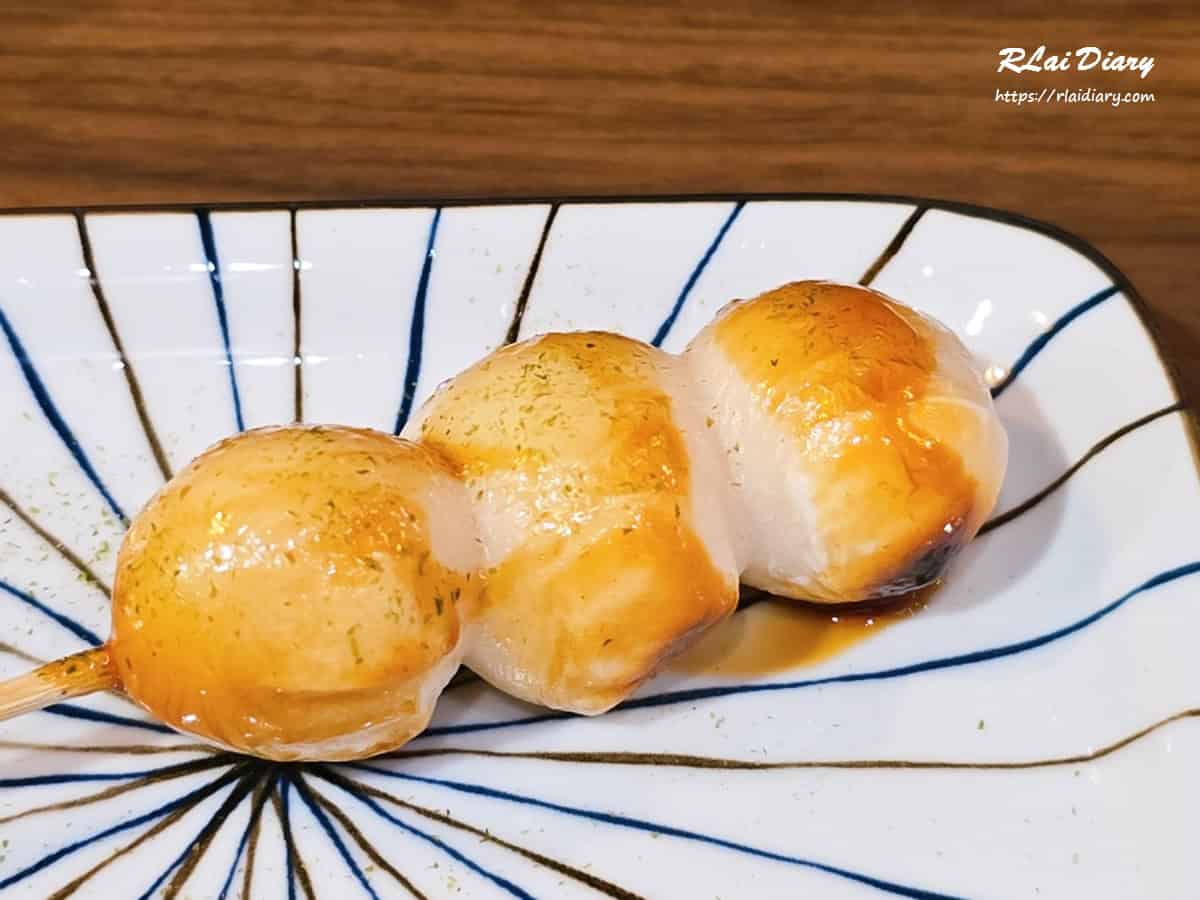 三顆醬油糰子近拍，玖眾串燒食堂永和療癒小點