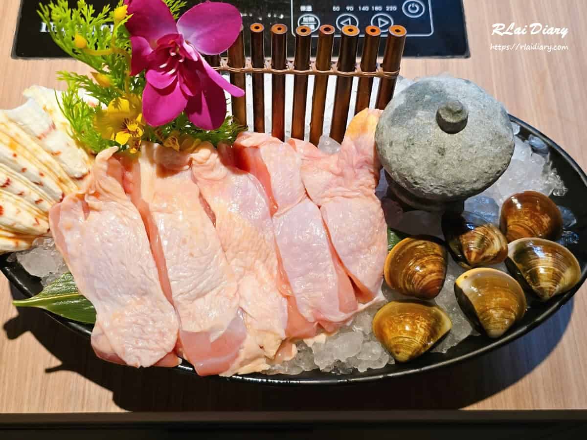 鮮嫩去骨雞腿肉盤搭配蛤蠣，肉質粉嫩新鮮