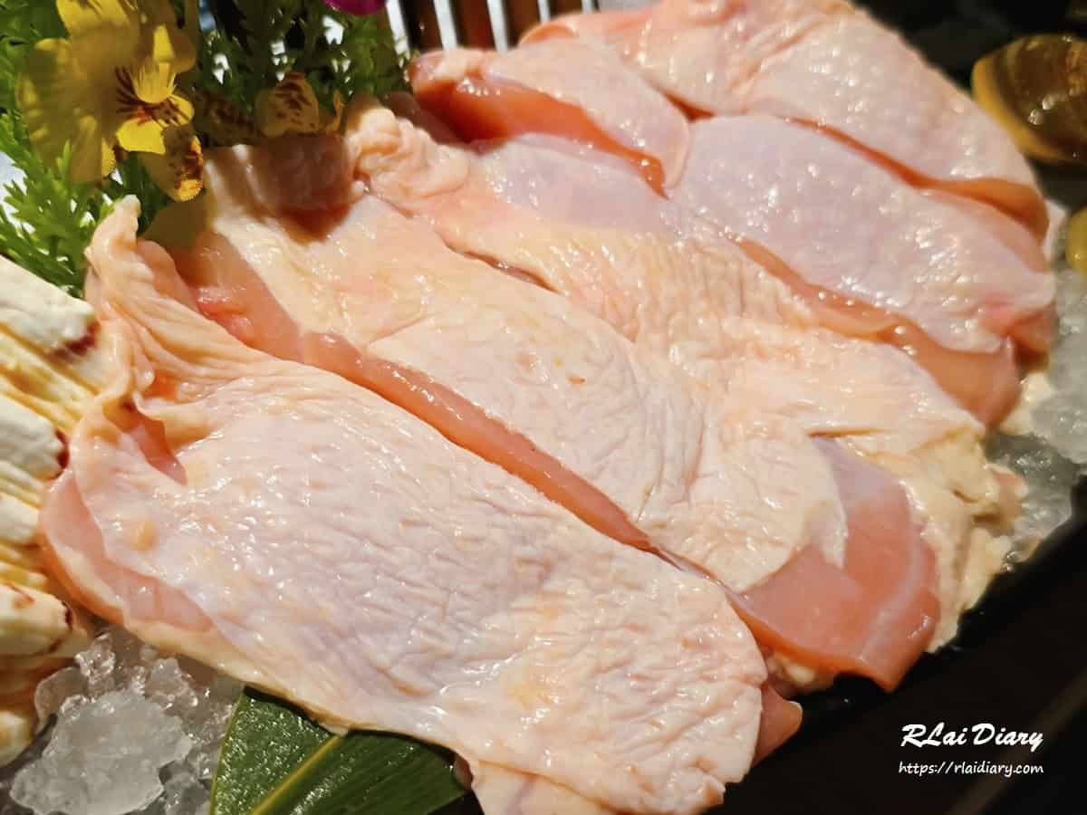 厚薄適中的去骨雞腿肉切片，煮火鍋口感軟嫩