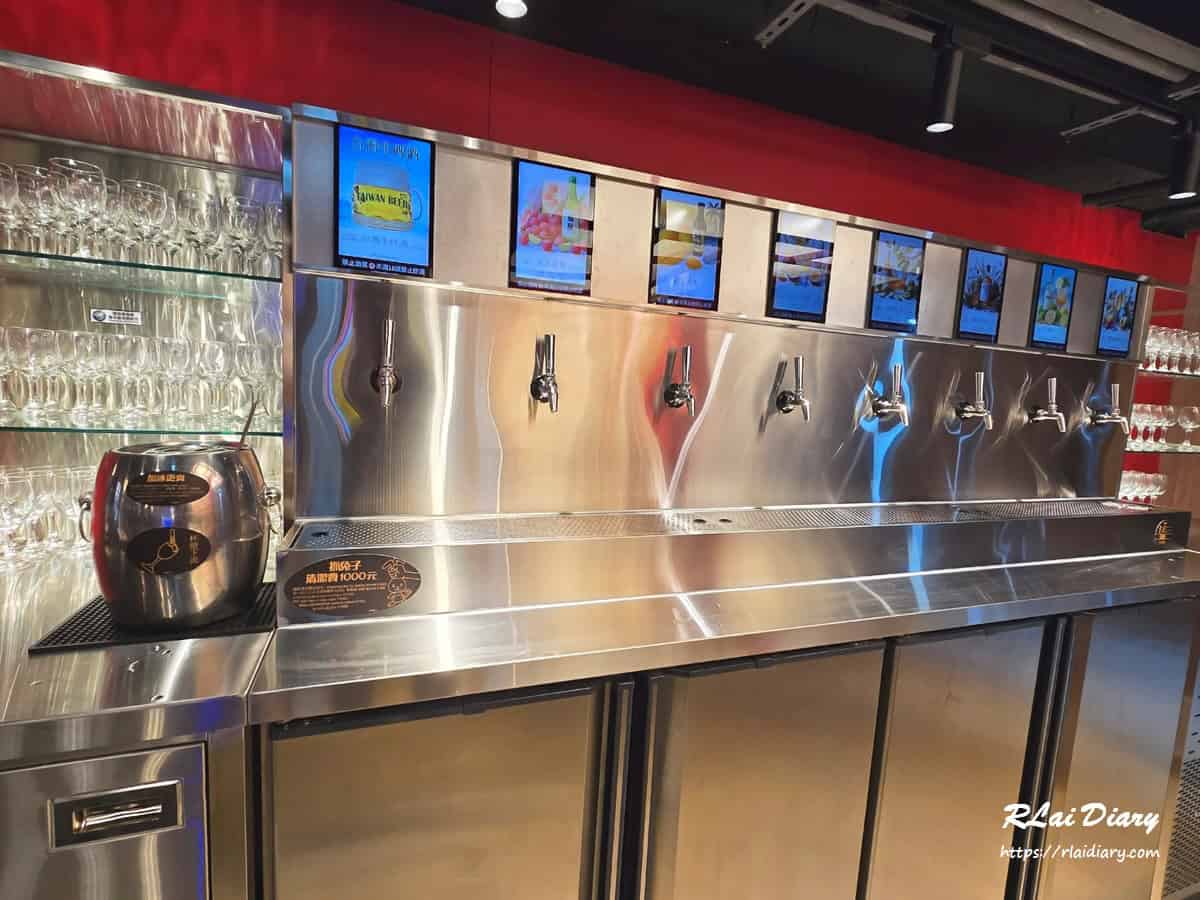 肉之間特色調酒牆，提供多款低酒精沙瓦與特調無限暢飲