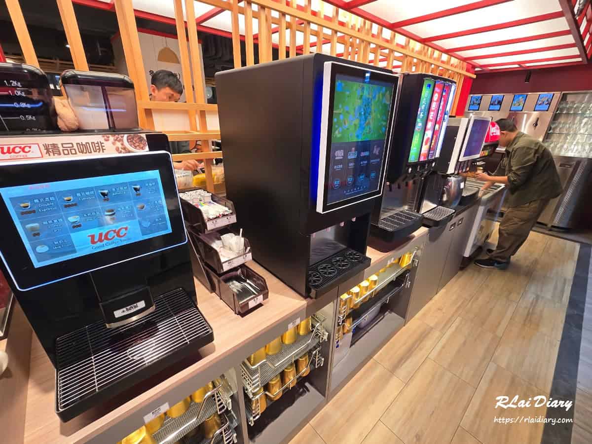 飲料自助吧區域，提供UCC咖啡機與各式熱飲