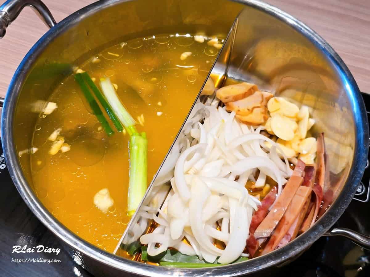 湯勺撈起滿滿的石頭鍋底佐料，釋放濃郁香氣