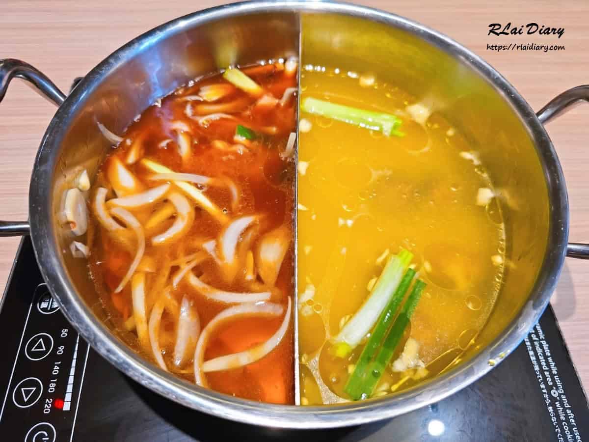 肉之間鴛鴦鍋湯底，包含清爽雞湯與濃郁麻油石頭鍋