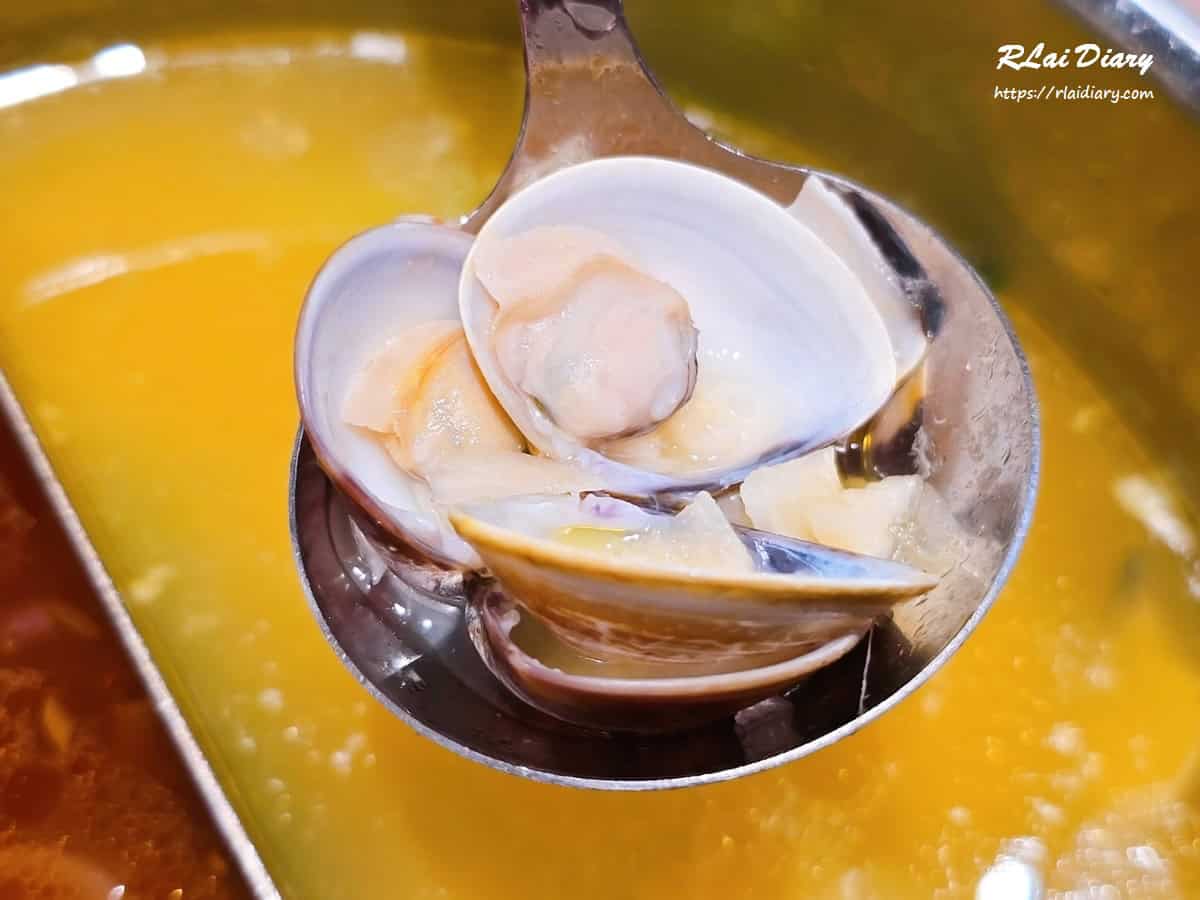 澳門卜卜蜆蒜頭雞湯鍋，滿滿的新鮮蛤蠣與蒜頭湯頭
