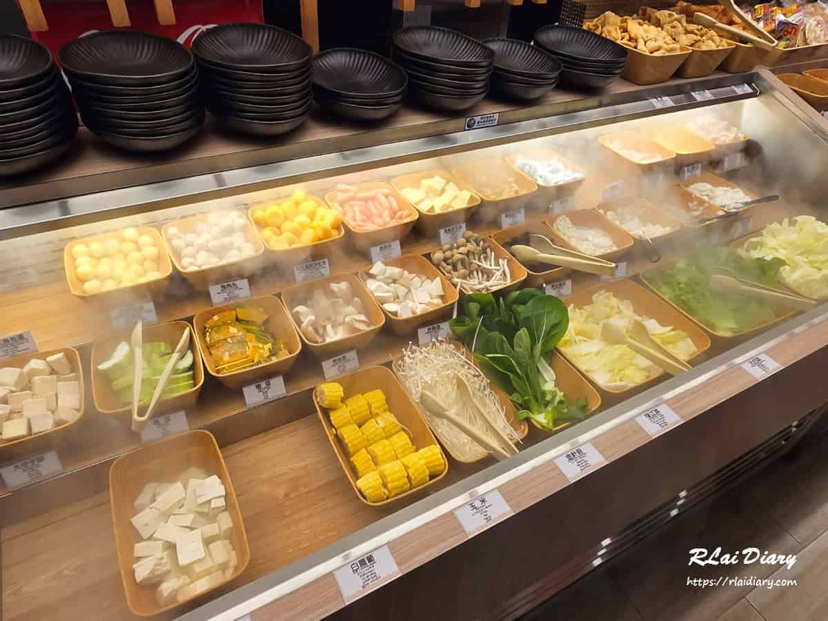 肉之間火鍋提供豐富蔬菜與火鍋料無限取用