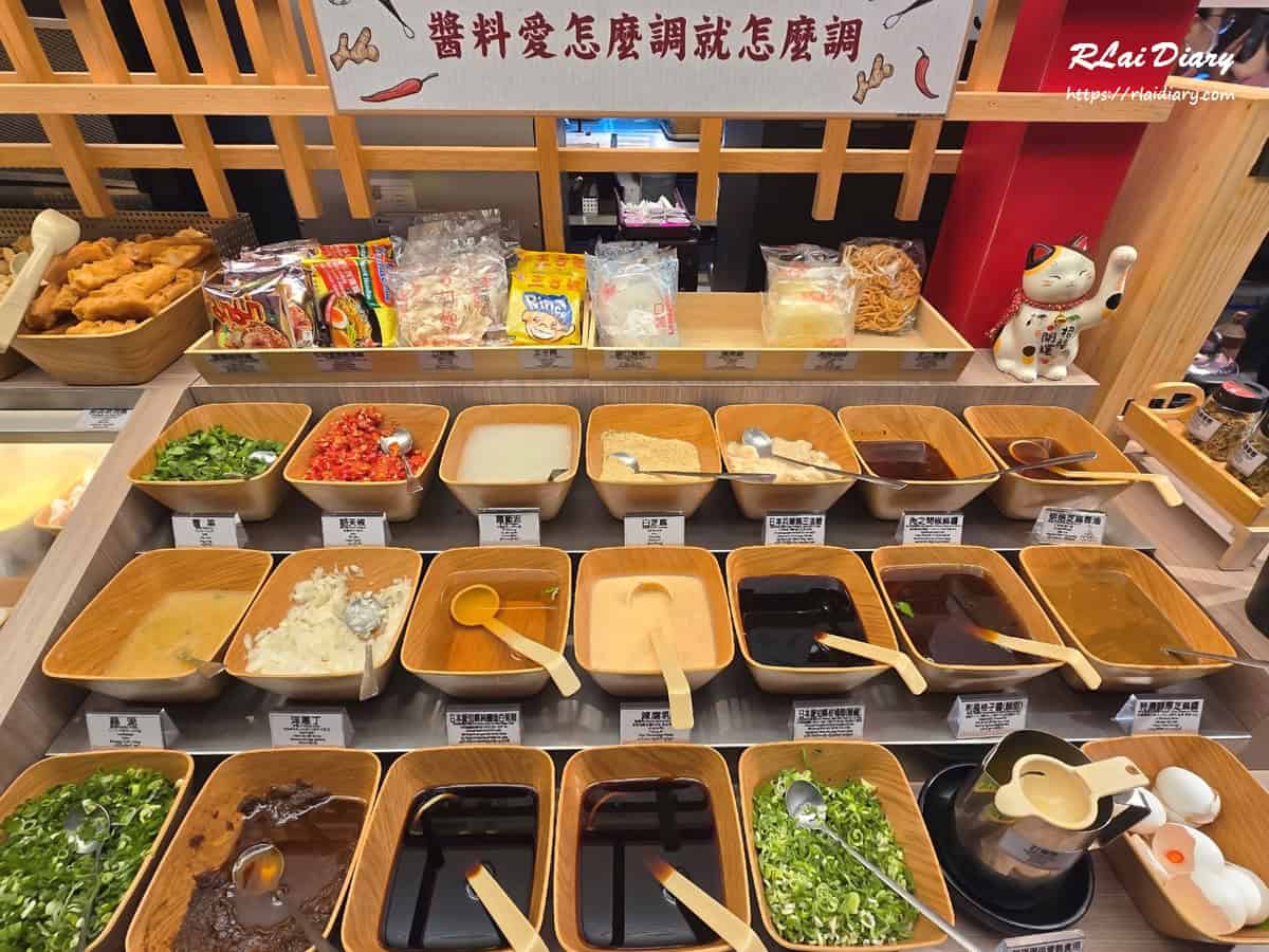 乾淨整潔的自助醬料區與新鮮蔬菜火鍋料冷藏櫃