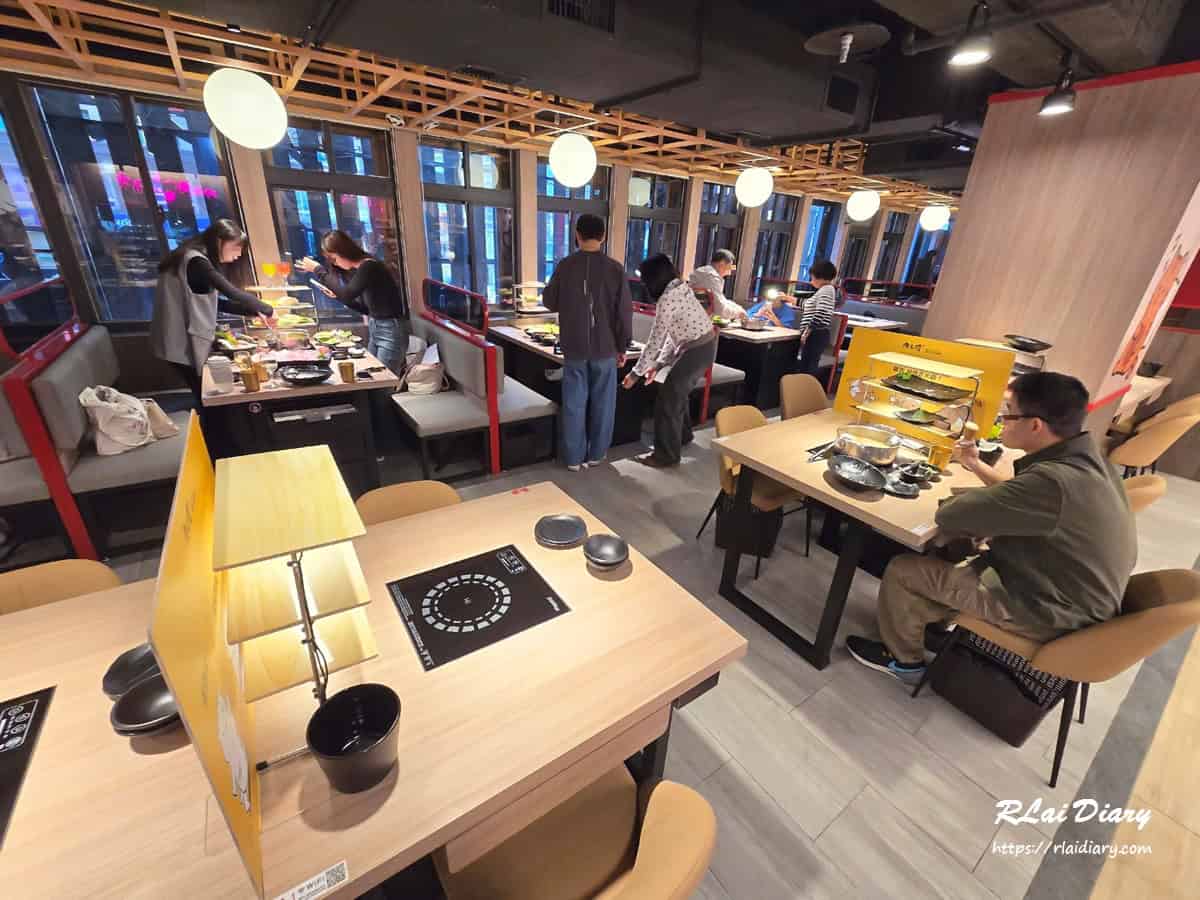 肉之間古亭店寬敞明亮的座位區與舒適動線