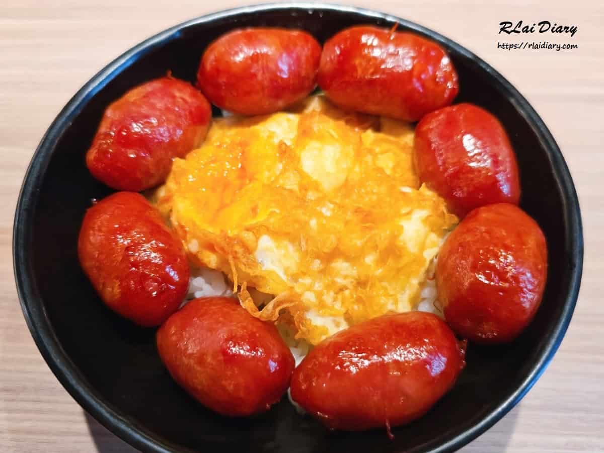 自製銷魂豬油拌飯，搭配麻油炸蛋與小香腸的豪華吃法