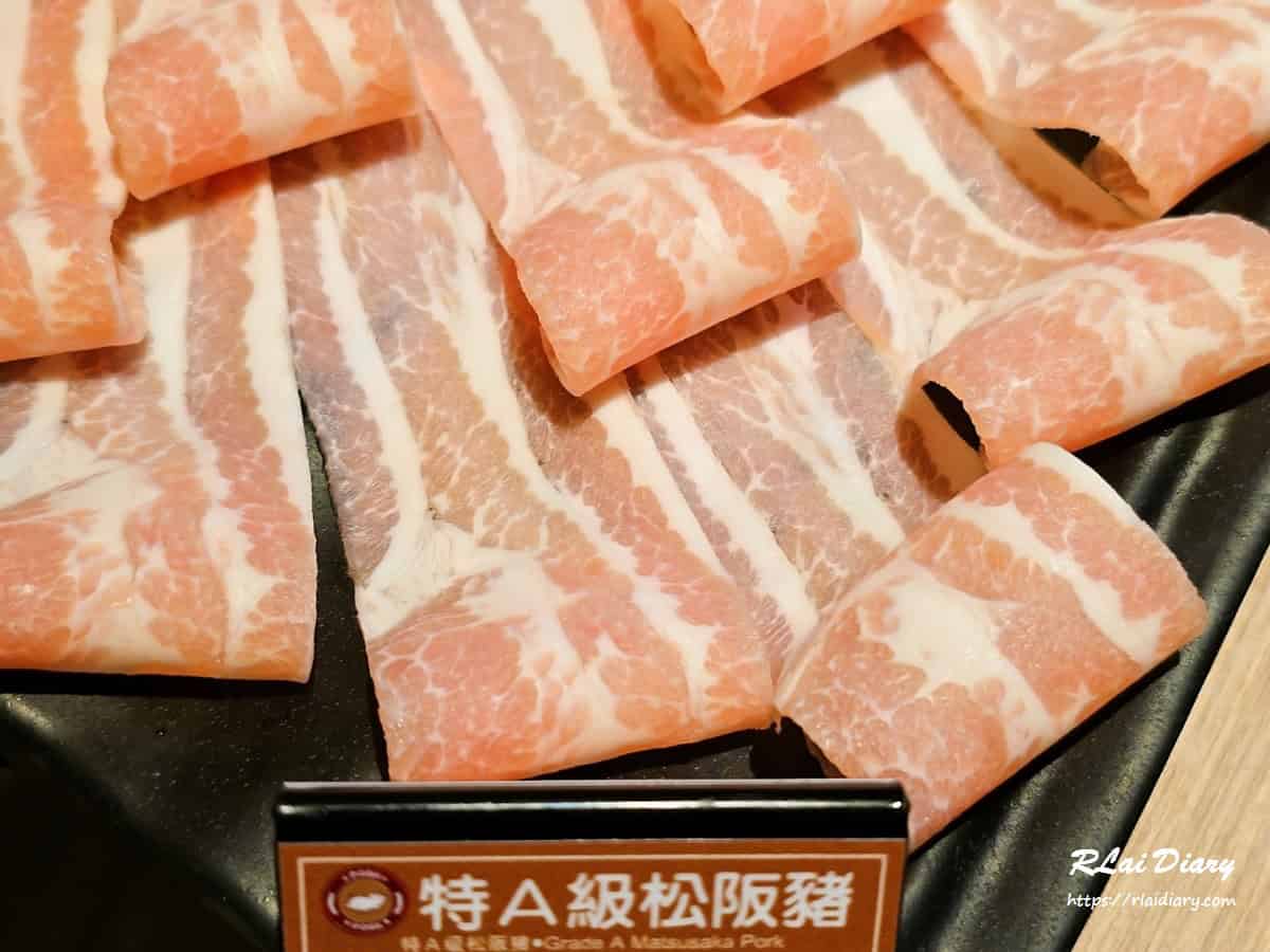 特A級松阪豬肉片，油花紋路細緻，口感脆彈