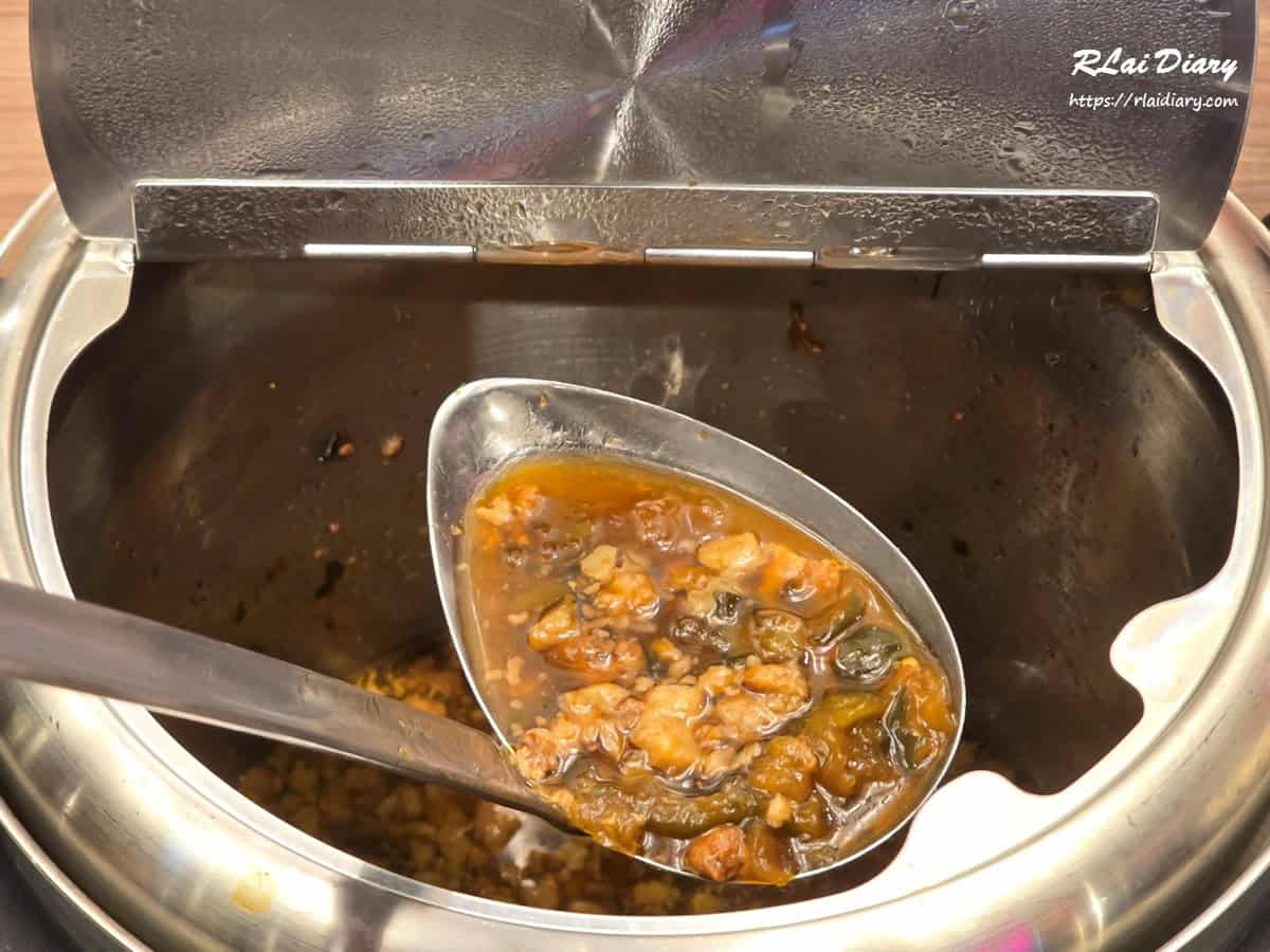 自助區的阿嬤瓜仔肉燥，鹹香開胃的古早味