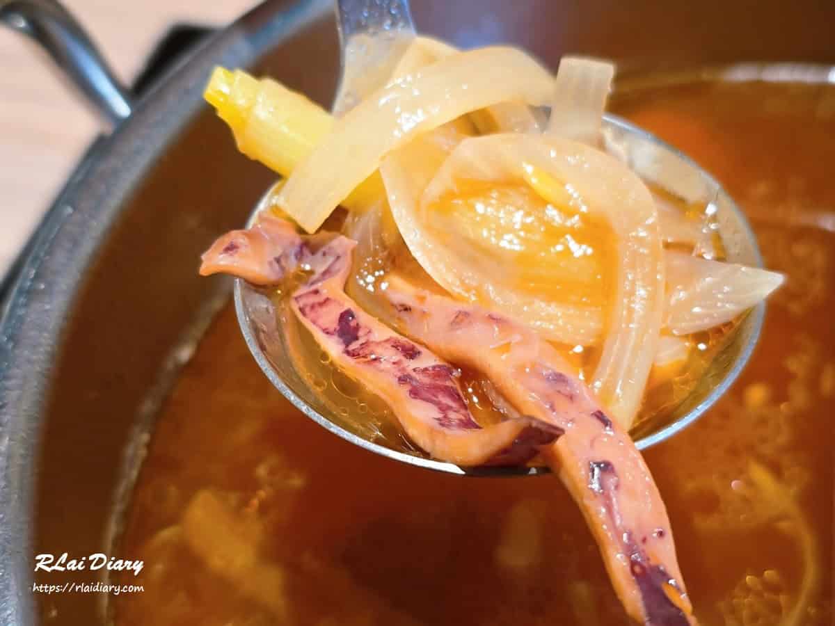 麻油石頭鍋底爆炒過的洋蔥、蒜頭與魷魚，香氣十足