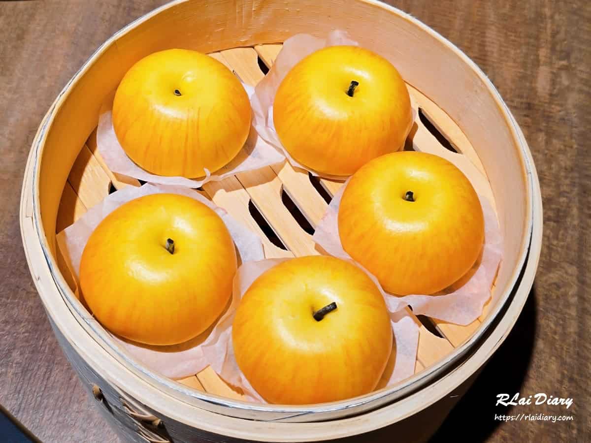 蘋果包甜點上桌