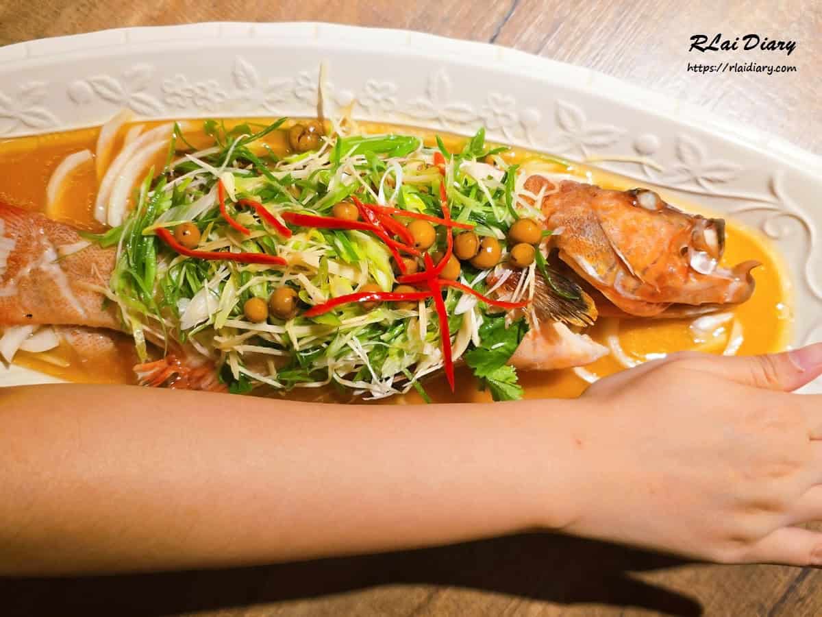 清蒸魚跟手臂長度對比畫面