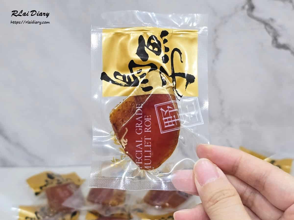 一口烏魚子 手持大小對比，厚度與油脂比例清楚