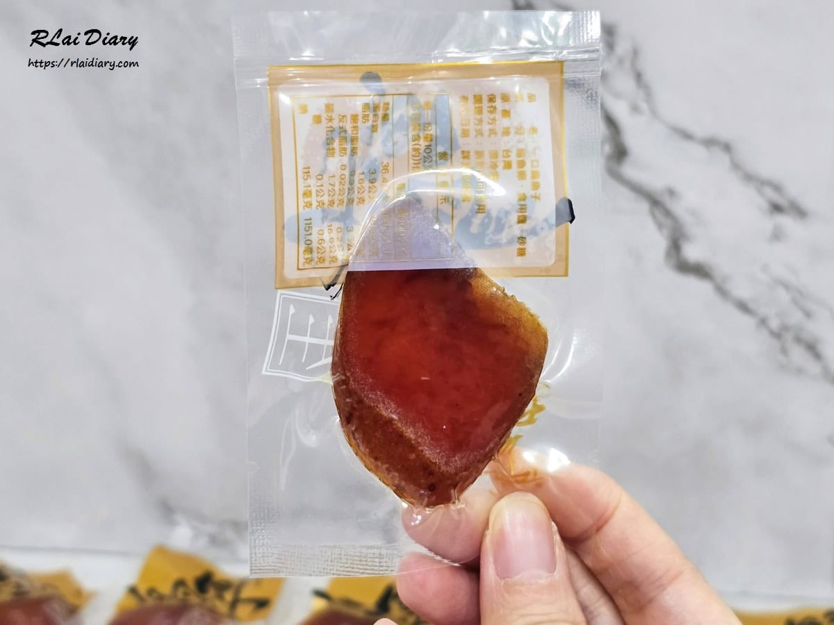 一口烏魚子 近拍特寫，色澤琥珀油脂紋理細緻