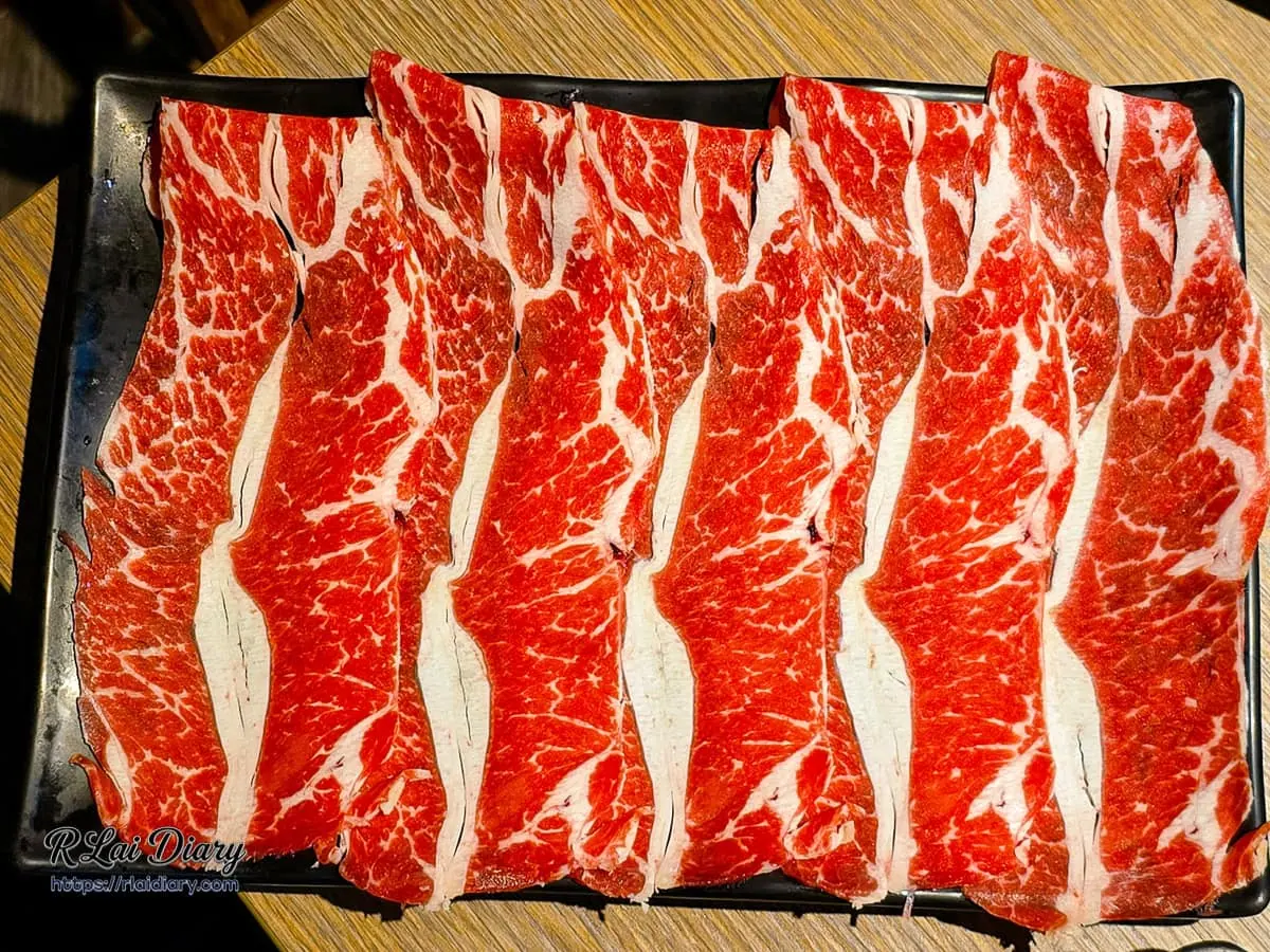 美國安格斯無骨牛小排大盤肉片，色澤鮮紅