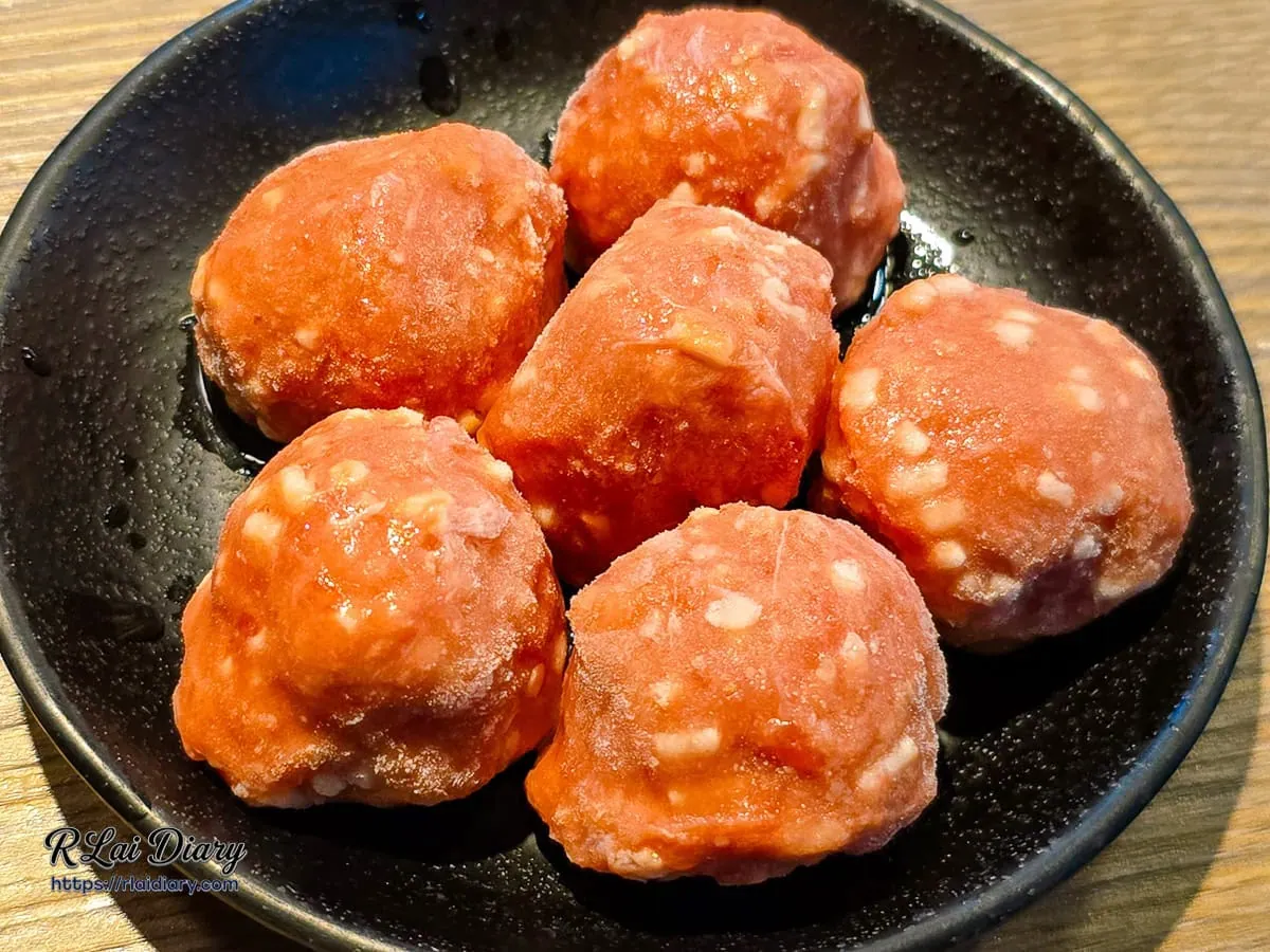 近拍手工牛肉丸的肉質細節