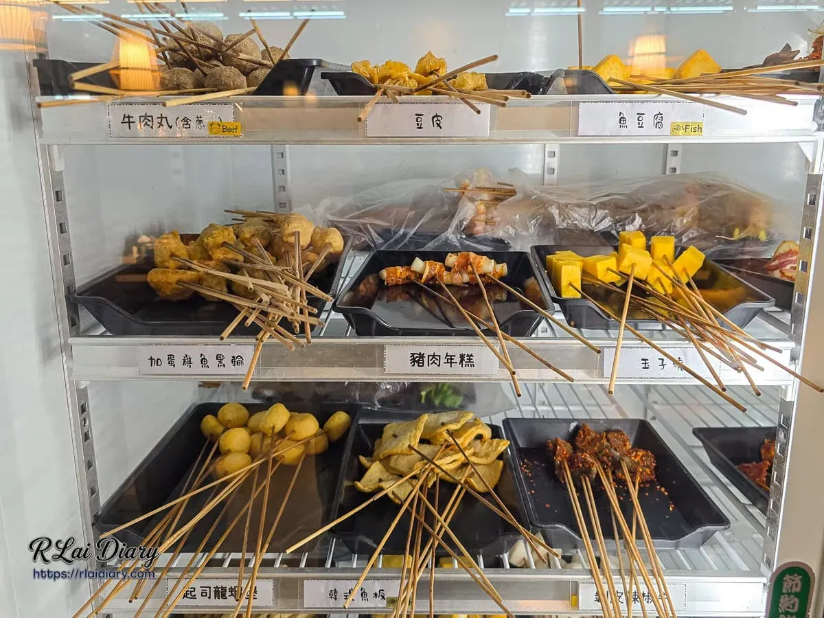 冷藏櫃中的手工牛肉丸串與豆皮串，食材擺放整齊衛生