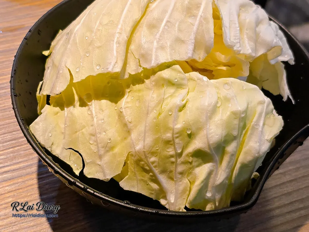 特寫新鮮爽脆的高麗菜葉，適合熬煮白湯