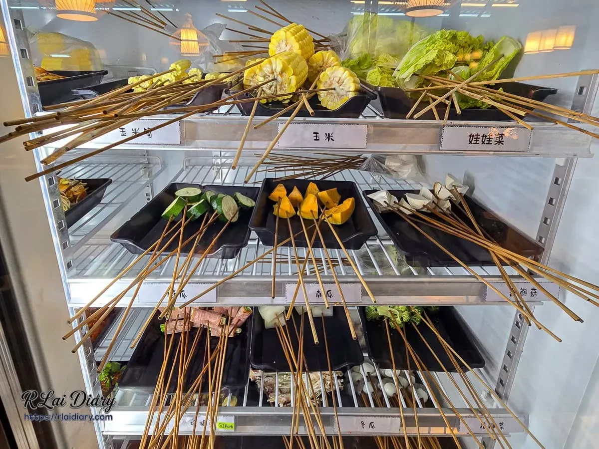 萬華有點辣串串鍋的新鮮玉米、南瓜與蔬菜串區