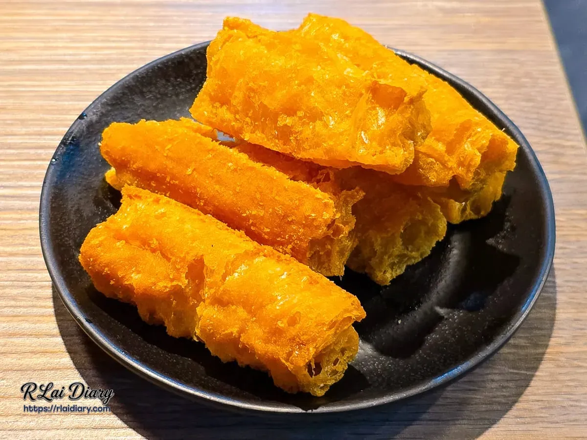 炸得金黃酥脆的老油條特寫
