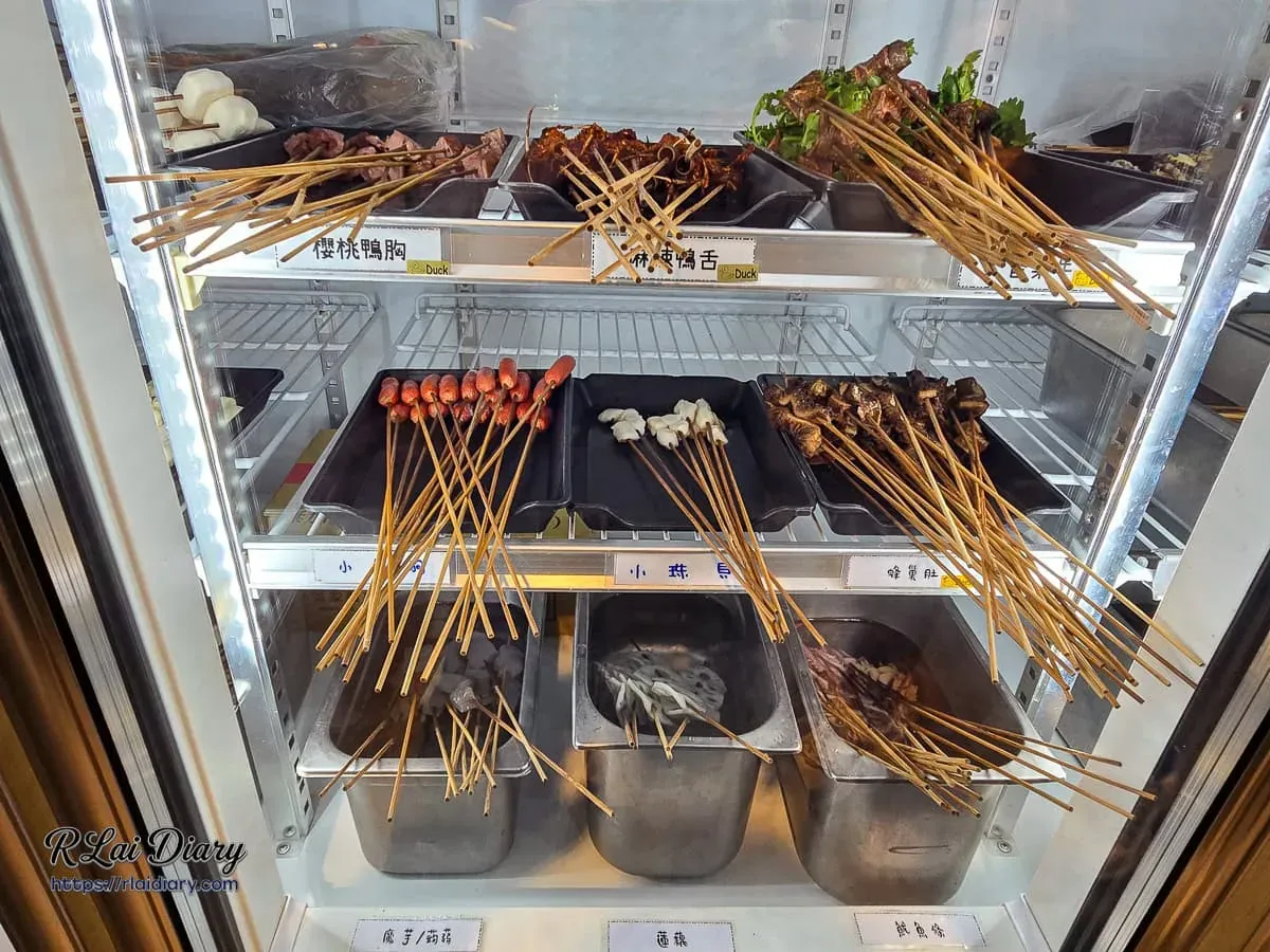 萬華有點辣正宗麻辣串串鍋自助冰箱，陳列櫻桃鴨胸、麻辣鴨舌與蜂巢肚等特色食材