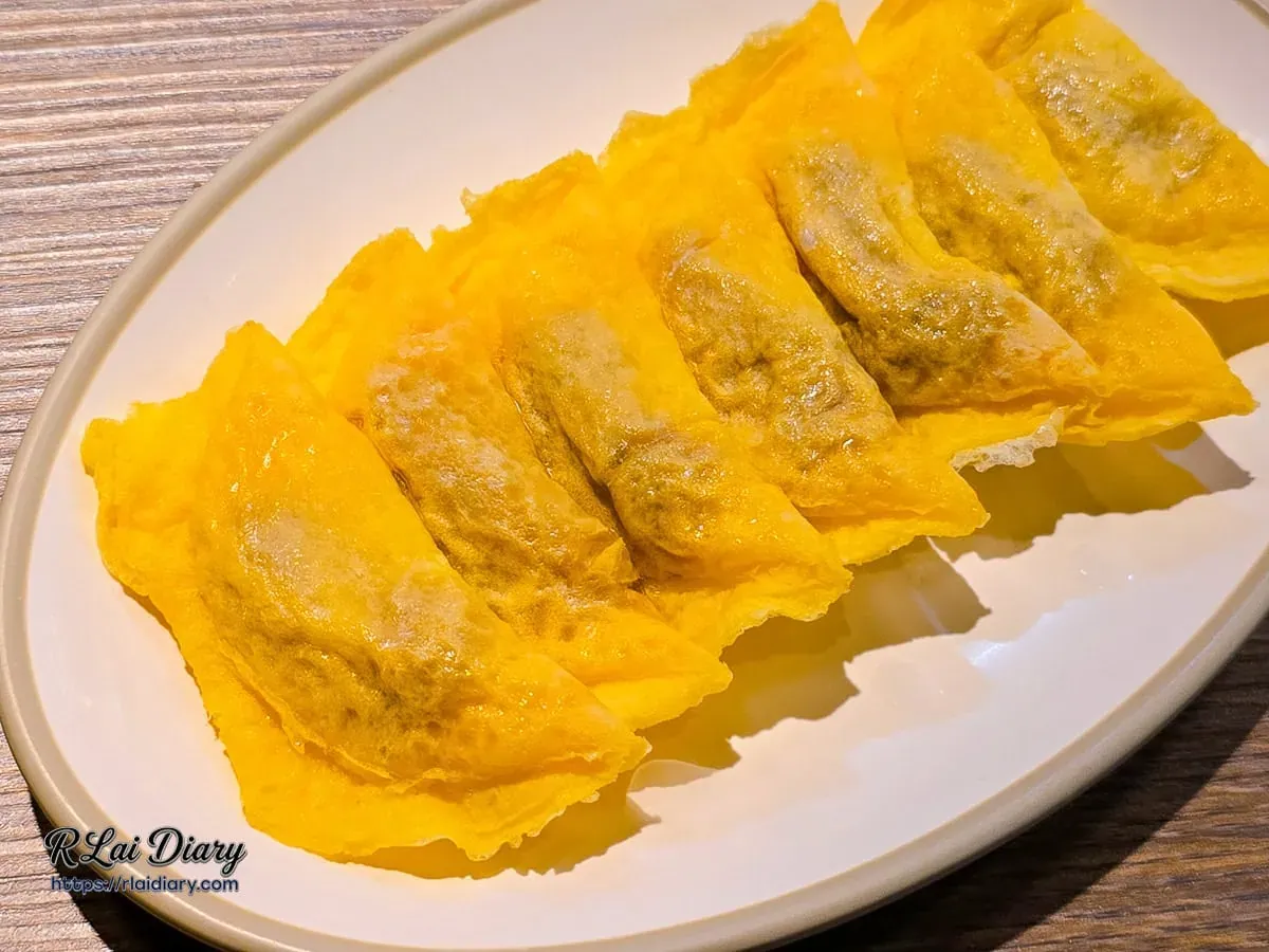特寫蛋餃的金黃蛋皮與飽滿外型