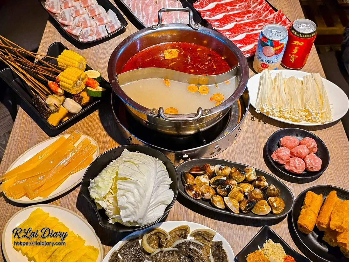 萬華有點辣正宗麻辣串串鍋滿桌豐富美食全景,適合聚餐
