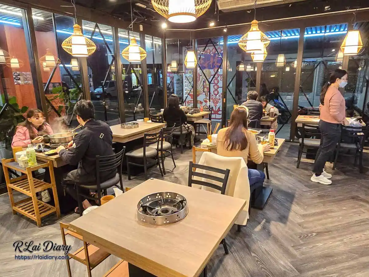 有點辣正宗麻辣串串鍋寬敞舒適的店內用餐座位區