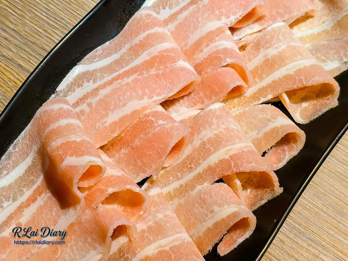 近拍松阪豬肉質紋理，煮熟後口感脆嫩