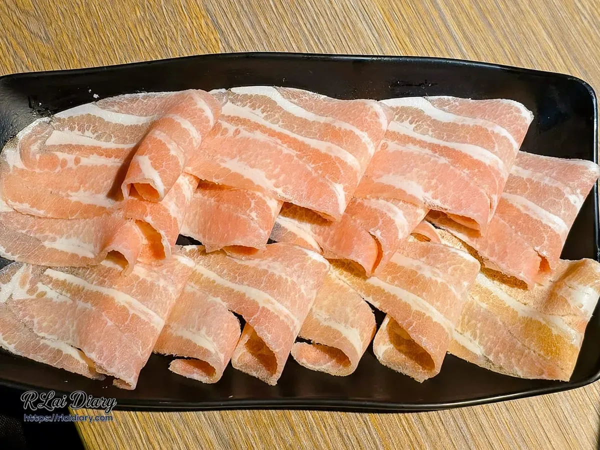 擺盤精美的松阪豬肉片，肉質新鮮