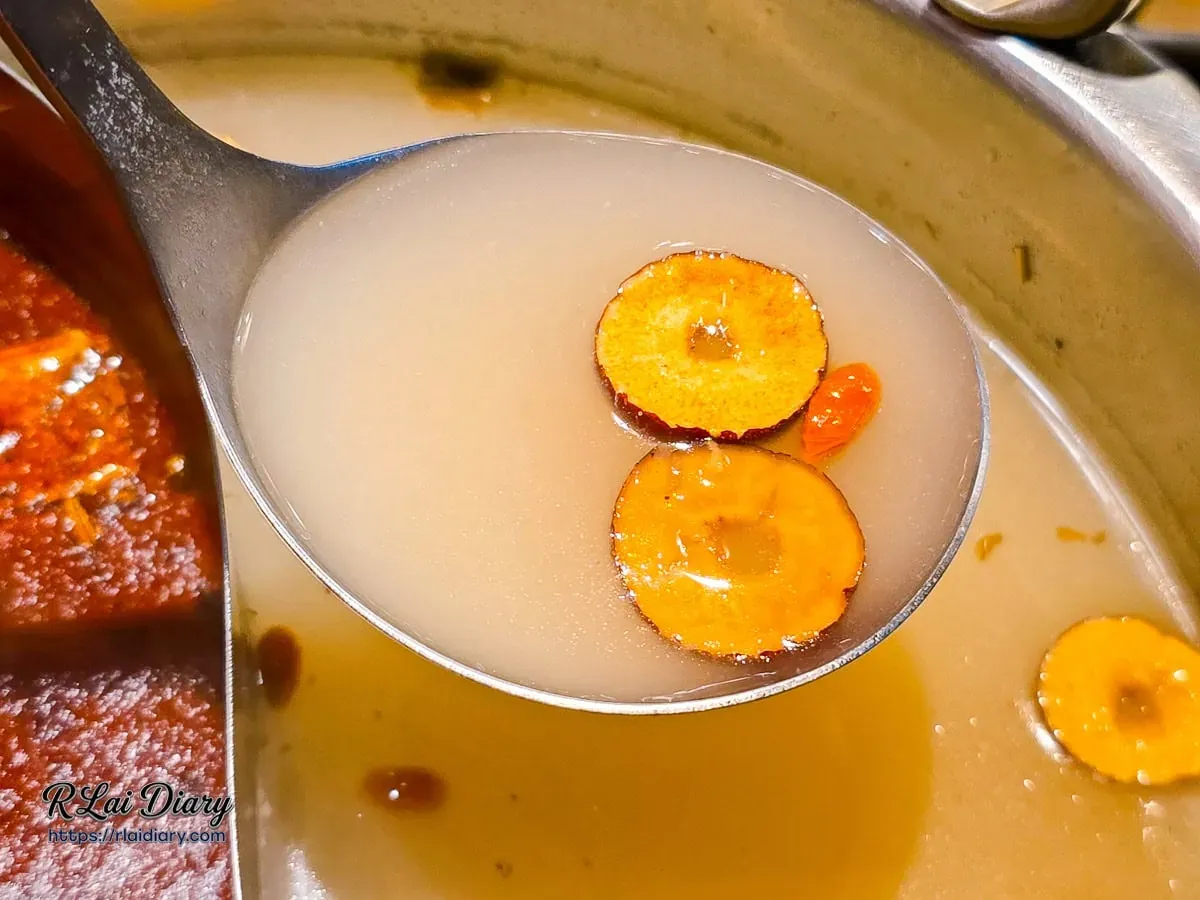 濃郁的養生豚骨白湯，湯勺中看得到紅棗與枸杞