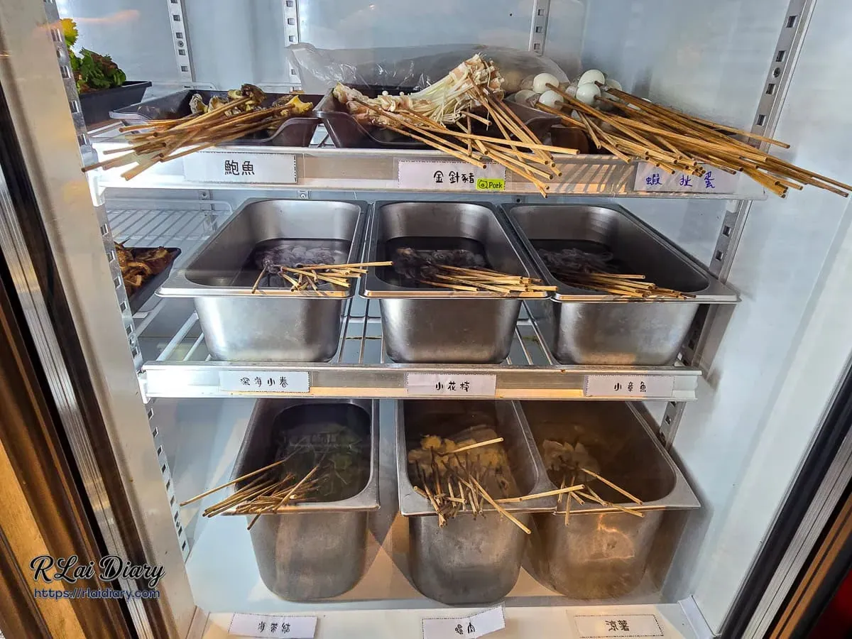海鮮串串區，包含小卷、鮑魚、金針菇捲與各式海鮮