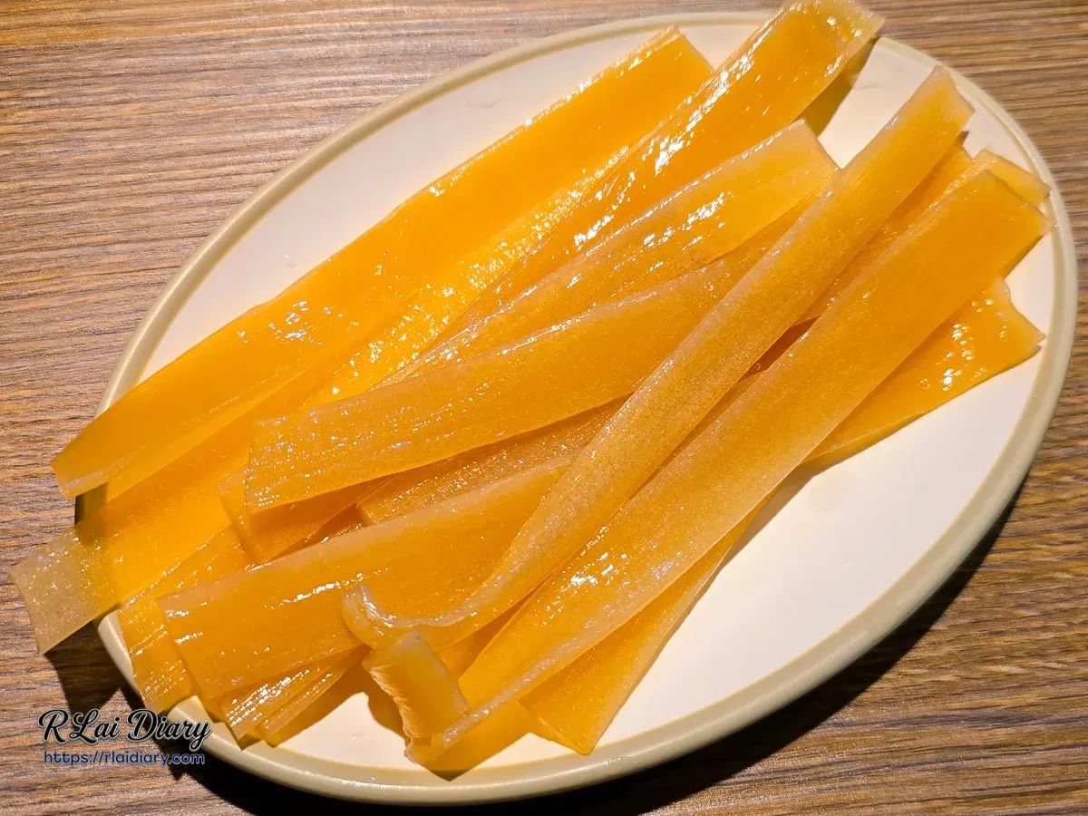 寬版紅薯粉條（地瓜粉條），呈現琥珀色澤
