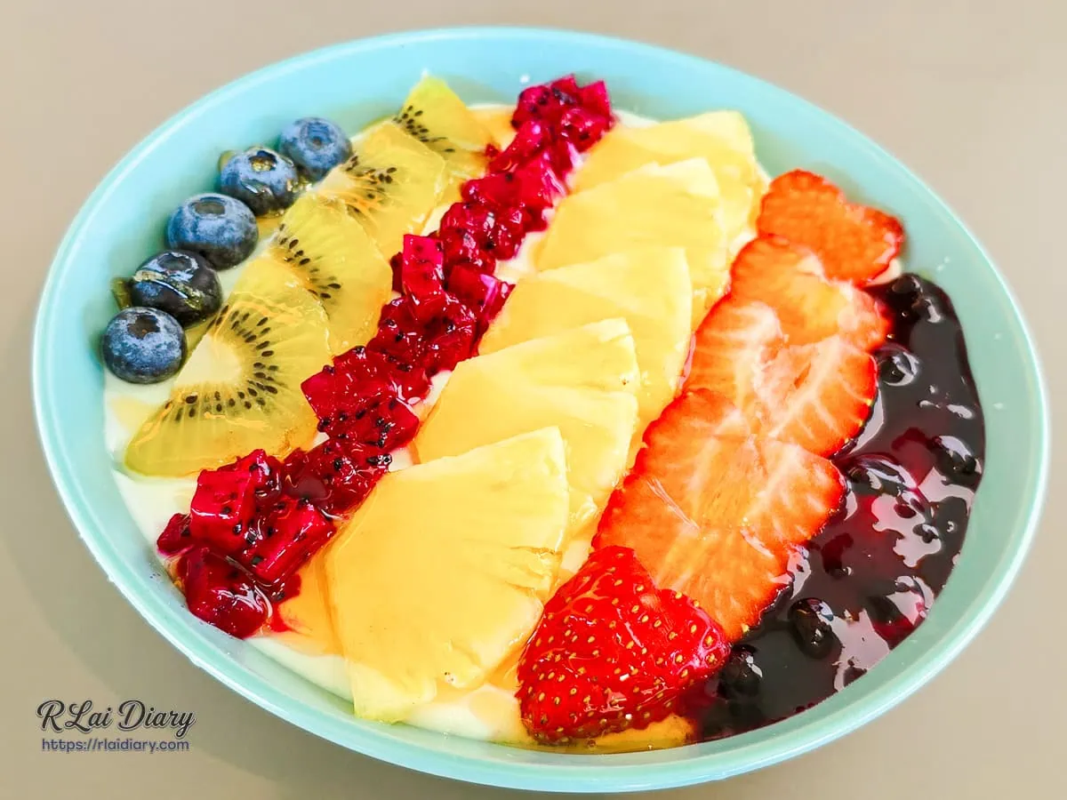自製藍莓醬水果優格碗，鋪滿草莓、鳳梨與奇異果